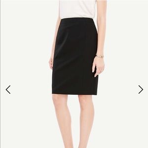 CURVY SEASONLESS STRETCH SEAMED PENCIL SKIRT